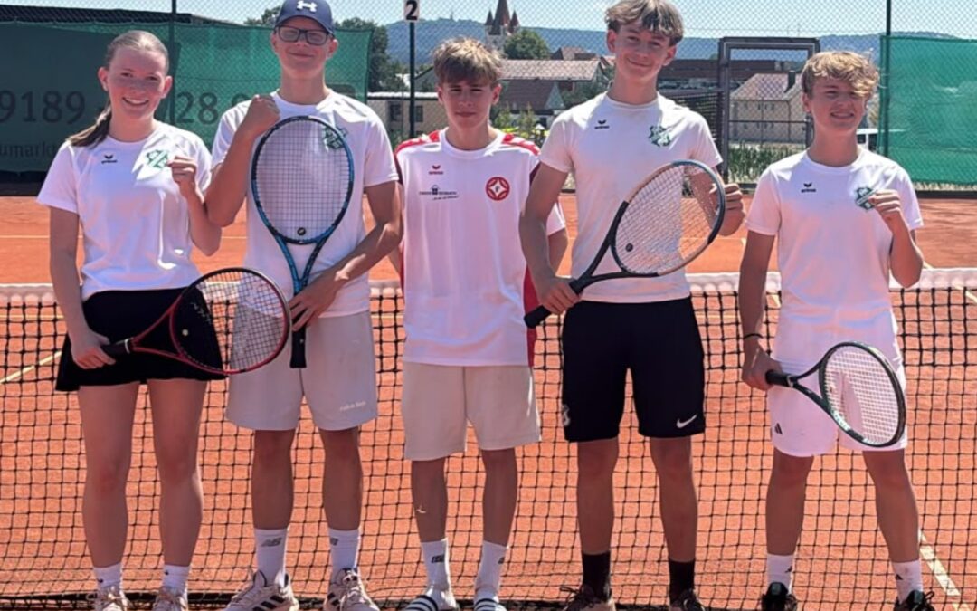 Tennis Knaben15 werden ungeschlagen Meister