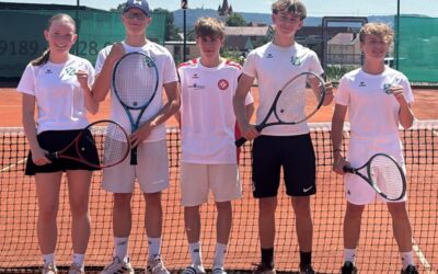 Tennis Knaben15 werden ungeschlagen Meister