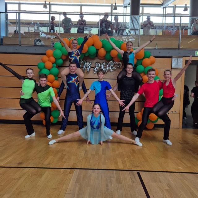 Unsere 5 Turnierepaare waren gestern bei der Bayrischen Meisterschaft, ein perfekt organisiertes Turnier durch den @rrc_rosenheim
Schülerklasse:
Neele und Georg - Platz 6
Juniorenklasse:
Laura & Moritz - Platz 5
Louisa & Simon - Platz 6
C-Klasse:
Kristin & Michi - Platz 8
Die Beiden haben ihr erstes Turnier getanzt, Herzlichen Glückwunsch dazu 👏
A-Klasse:
Johanna & Franz - Platz 4
Wir sind sehr stolz auf euch!! 🍀😁
#rockdance #RocknRollBerg #djksvberg #turniertanz #acrobatikrocknroll #aroundtheclock #tanz #neumarktinderoberpfalz #deutsche #Team #djksvberg