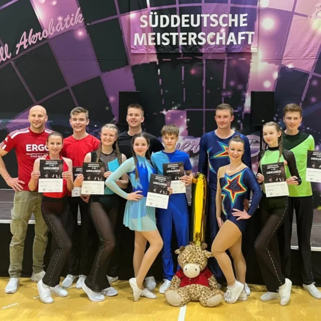 Gestern waren unsere Tanzpaare bei der Süddeutschen Meisterschaft organisiert durch die @rockingstars_
Schülerklasse:
Neele und Georg - Platz 4
Juniorenklasse:
Laura & Moritz - Platz 4
Louisa & Simon - Platz 6
C-Klasse:
Kristin & Michi - Platz 7
A-Klasse:
Johanna & Franz - Platz 4
Für Neele & Georg und Johanna & Franz geht es damit im Juni zur Deutschen Meisterschaft in Bochum beim @dac_bochum 🤸♂️🍀
#rockdance #RocknRollBerg #djksvberg #turniertanz #acrobatikrocknroll #aroundtheclock #tanz #neumarktinderoberpfalz #deutsche #Team #djksvberg