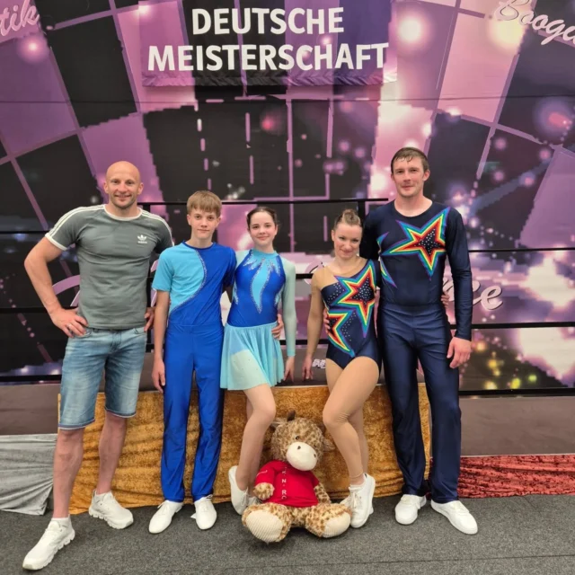 Saisonhöhepunkt bei der Deutschen Meisterschaft in Bochum
Zwei unserer Tanzpaare hatten sich über die Südcup-Serie einen Startplatz bei der DM ertanzt und hatten sich die letzten Wochen noch einmal intensiv vorbereitet.
Schülerklasse:
Neele und Georg - Platz 4
A-Klasse:
Johanna & Franz - Platz 5
Herzlichen Glückwunsch für eure super Leistungen! 👏
Vielen Dank an @dac_bochum für die sehr gelungene Veranstaltung! 🤸♂️🍀
#rockdance #RocknRollBerg #djksvberg #turniertanz #acrobatikrocknroll #aroundtheclock #tanz #neumarktinderoberpfalz #deutsche #Team #djksvberg