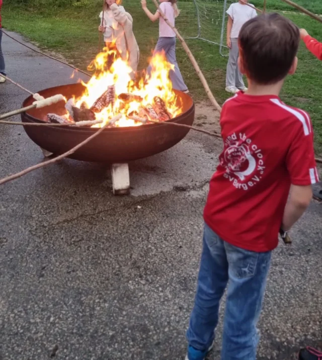 Sommerfest 2025 🥳
Trotz Regen war unser Sommerfest ein voller Erfolg – mit Spielen, Spaß, guter Stimmung, leckerem Essen und tollen Gesprächen. Danke an alle, die dabei waren und zum Gelingen beigetragen haben! 💛
Wir freuen uns schon nach der Sommerpause wieder mit allen durchzustarten. 😊
#Sommerfest2025 #Danke #TrotzRegen #GuteStimmung #GemeinsamFeiern #rocknroll #rockdance #RocknRollBerg #djksvberg #rockdancefamily