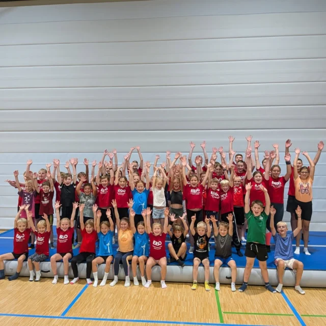 Wir schätzen uns sehr glücklich, dass wir bereits seit ein paar Monaten mit einer Airtrack arbeiten können. 🤩
Und das haben wir vielen Unterstützern zu verdanken. Danke an den
Filialbereichsleiter Manfred Neumüller von der @sparkasse_neumarkt_parsberg ,
Filialbereichsleiter Maximilian Schmid von der @raiffeisenbankneumarkt
und unseren Vereinsvorstand @jochen_muench
Von Herzen Danke, dass ihr unsere Vereinsarbeit unterstützt, und somit vielen Kindern, Jugendlichen und auch Erwachsenen ein tolles Training ermöglicht! ❤️
#rockdancefamily #rockdance #djksvberg #rocknroll #airtrack #tanzsport #danke #sponsoring #aroundtheclock #jugendarbeit #Kindertraining #bergbeineumarktinderoberpfalz