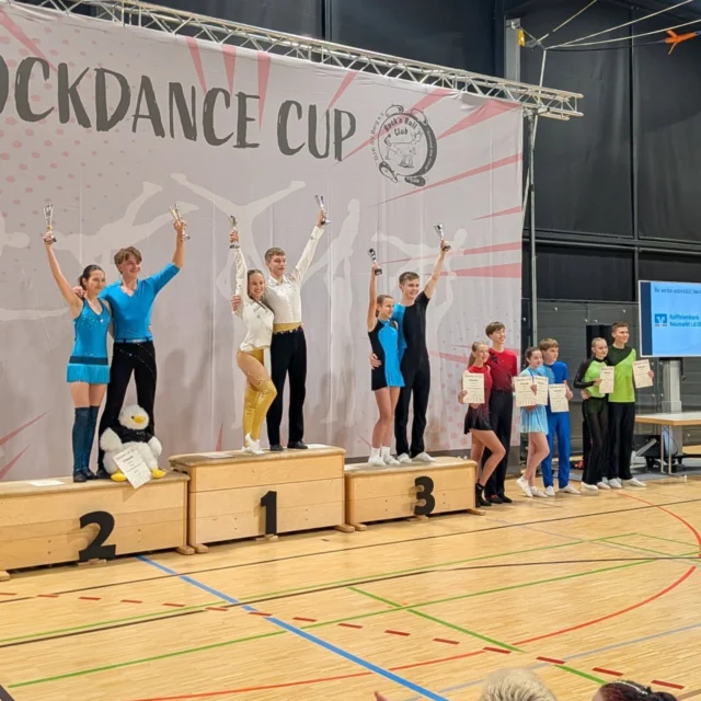 Recap Rockdance Cup #3

Und auch unsere Turnierpaare haben beim Heimturnier vor einer super Kulisse abgeliefert:

1 - Podest Junioren Klasse
2 - Podest C-Klasse
3+4 - Louisa & Simon- Junioren Platz 6
5+6 - Neele & Georg - Junioren Platz 5 
7+8 - Laura & Moritz - Junioren Platz 3 🏆
9+10 - Kristin & Michi - C-Klasse Platz 2 🏆

#rockdance #rockdancefamily #rockdancecup #RocknRollBerg #djksvberg #turniertanz #justforfun #breitensport #acrobatikrocknroll #aroundtheclock #tanz #neumarktinderoberpfalz #Team #djksvberg