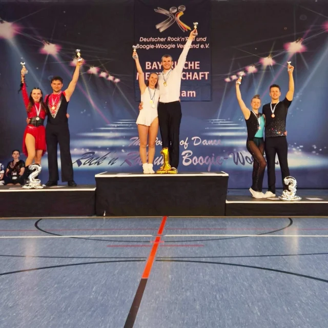 Byerische Meisterschaft und Südcup in Haushaum - Danke an die @rrfhausham für das tolle Turnier 🙏

Juniorenklasse:
Lena & Felix - Platz 5
Neele & Georg - Platz 4

C-Klasse:
Kristin & Michi - Platz 3 🥉🏆

Nächste Woche gibt's ne kurze Verschnaufpause und dann geht's zum @rrc_rosenheim zur Süddeutschen Meisterschaft 💪

#rockdance #RocknRollBerg #djksvberg #turniertanz