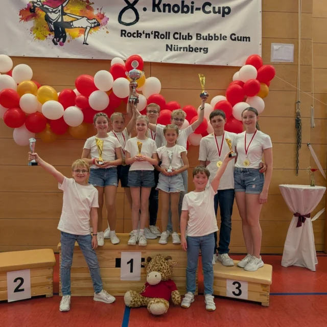 Unser Nachwuchs hat gestern beim @rrc_bubblegum in Nürnberg einen großartigen Just for Fun - Turniertag hingelegt. Wir sind unglaublich stolz auf jedes einzelne Paar und eure starken Leistungen auf der Tanzfläche.

Doch noch viel schöner ist, wie ihr euch gegenseitig unterstützt, zusammenhaltet und als echtes Team auftretet. ❤️

Startklasse 1 
- Hedi & Tim - 2 🥈 (Aufstieg in die SK 2)
- Leonie & Benedikt - 3 🥉 (Aufstieg in die SK 2)
- Amelie & Jakob - 4 (Aufstieg in die SK 2)

Startklasse 2 
- Lotta & Max - 1  🥇

Startklasse 3 
- Magdalena & Max - 4 

#rockdance #rockdancefamily #djksvberg #RocknRollBerg