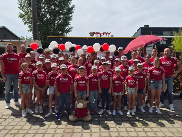 #neumarktervolksfestzug 2026

Natürlich waren wir auch wieder dabei! 😊

DANKE an alle, die auch bei den heißen Temperaturen unseren schönen Sport mit so viel Leidenschaft vertreten haben! ☀️

Ein ebenso großes Dankeschön geht an alle, die uns wie jedes Jahr lautstark angefeuert und gefeiert haben. 🥳

Bis zum nächsten Jahr!! 💚